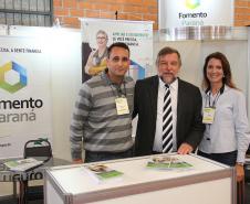 O governador em exercício Flávio Arns com a equipe da Fomento Paraná, na HortiFruti Brasil Show 2013, nas dependências do Ceasa-PR.