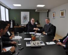 O presidente da Fomento Paraná, Juraci Barbosa, e o presidente do Sescap-PR, Mauro Kalinke, firmam acordo de cooperação técnica, para que as empresas associadas ao sindicato possam ter acesso facilitado às linhas de crédito do Banco do Empreendedor da Fomento Paraná. Curitiba, 03/07/2103.
