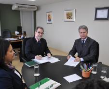 O presidente da Fomento Paraná, Juraci Barbosa, e o presidente do Sescap-PR, Mauro Kalinke, firmam acordo de cooperação técnica, para que as empresas associadas e representadas pelo sindicato possam ter acesso facilitado às linhas de crédito do Banco do Empreendedor da Fomento Paraná. Curitiba, 03/07/2103.