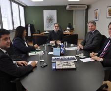 O presidente da Fomento Paraná, Juraci Barbosa, e o presidente do Sescap-PR, Mauro Kalinke, firmam acordo de cooperação técnica, para que as empresas associadas e representadas pelo sindicato possam ter acesso facilitado às linhas de crédito do Banco do Empreendedor da Fomento Paraná. Curitiba, 03/07/2103.