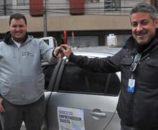 Maickon Atanazio de França, de 30 anos, morador de Paranaguá, é o primeiro taxista a contratar a a linha de crédito Banco do Empreendedor Taxistas no município. 