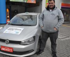 Maickon Atanazio de França, de 30 anos, morador de Paranaguá, é o primeiro taxista a contratar a a linha de crédito Banco do Empreendedor Taxistas no município. 