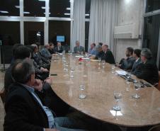 Reunião da equipe do Governo do Paraná com a Agência Francesa de Desenvolvimento - AFD, em 2011, para início das tratativas para abertura de uma linha de financiamento para a Fomento Paraná. Com participação do secretário Cassio Taniguchi e do diretor-geral da AFD, Don Zerah.