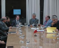 Reunião da equipe do Governo do Paraná com a Agência Francesa de Desenvolvimento - AFD, em 2011, para início das tratativas para abertura de uma linha de financiamento para a Fomento Paraná. Com participação do secretário Cassio Taniguchi e do diretor-geral da AFD, Don Zerah.