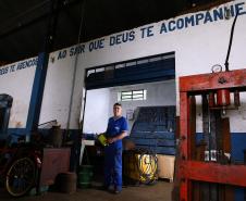 Mecânico João Donatti, dono de uma oficina para conserto de veículos pesados, às margens da BR 369, na cidade de Peabiru.