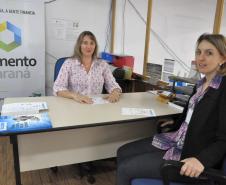 Famílias atendidas pelo programa Família Paranaense ganham nova perspectiva com programas sociais. Elas têm acesso ao programa de financiamento Paraná Juro Zero, da Fomento Paraná, para se tornarem empreendedoras. 
Na imagem, a agente de crédito Elizete Tonelli, da Agência do Trabalhador, e a assistente social Claudia Zimmermann, técnica responsável do Programa Família Paranaense em Santo Antonio do Sudoeste. Santo Antonio do Sudoeste, 24/10/2013.