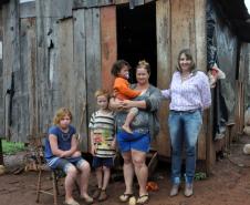 Famílias atendidas pelo programa Família Paranaense ganham nova perspectiva com programas sociais. Elas têm acesso ao programa de financiamento Paraná Juro Zero, da Fomento Paraná, para se tornarem empreendedoras. 
Na imagem, a agente de crédito Elizete Tonelli, da Agência do Trabalhador, com a família da dona de casa Beatriz de Fátima da Rosa, 37,com os filhos Jéssica, 11, Lucas, 7, e Gabriela, 2. Santo Antonio do Sudoeste, 24/10/2013.