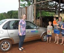 Famílias atendidas pelo programa Família Paranaense ganham nova perspectiva com programas sociais. Elas têm acesso ao programa de financiamento Paraná Juro Zero, da Fomento Paraná, para se tornarem empreendedoras. 
Na imagem, a assistente social Claudia Zimmermann com  a dona de casa Beatriz de Fátima da Rosa, 37,com os filhos Jéssica, 11, Lucas, 7, e Gabriela, 2. Santo Antonio do Sudoeste, 24/10/2013.