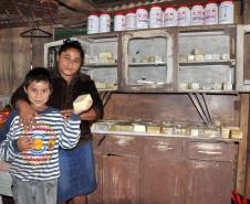 Famílias atendidas pelo programa Família Paranaense ganham nova perspectiva com programas sociais. Elas têm acesso ao programa de financiamento Paraná Juro Zero, da Fomento Paraná, para se tornarem empreendedoras. 
Na imagem, a diarista Edite da Veiga e o filho Maurício mostram barras de sabão que a família está produzindo depois de fazer financiamento pelo Paraná Juro Zero. Santo Antonio do Sudoeste, 14/10/2013.