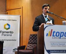 A Fomento Paraná arrecadou aproximadamente R$ 1,1 milhão em um leilão realizado nesta quarta-feira (27) para alienação de bens do Estado do Paraná oriundos do Banco do Estado do Paraná – Banestado, que estão em processo de cobrança judicial ou administrativa. Na imagem, o leiloeiro oficial Guilherme Toporoski.