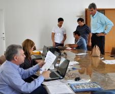 A Fomento Paraná arrecadou aproximadamente R$ 1,1 milhão em um leilão realizado nesta quarta-feira (27) para alienação de bens do Estado do Paraná oriundos do Banco do Estado do Paraná – Banestado, que estão em processo de cobrança judicial ou administrativa. Na imagem, arrematantes fazem pagamentos.