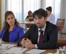 TÉCNICOS DA AFD AVALIAM PROJETOS DO ESTADO PARA APOIAR TRATAMENTO DE RESÍDUOS SÓLIDOS NOS MUNICÍPIOS. David Fardel, Clémentine Dardy e Laure Schalchli, da Agência Francesa de Desenvolvimento, foram recebidos na Fomento Paraná pelo presidente da instituição, Juraci Barbosa, e membros da diretoria, e pelo presidente do Instituto das Águas, Márcio Nunes.