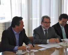 TÉCNICOS DA AFD AVALIAM PROJETOS DO ESTADO PARA APOIAR TRATAMENTO DE RESÍDUOS SÓLIDOS NOS MUNICÍPIOS. David Fardel, Clémentine Dardy e Laure Schalchli, da Agência Francesa de Desenvolvimento, foram recebidos na Fomento Paraná pelo presidente da instituição, Juraci Barbosa, e membros da diretoria, e pelo presidente do Instituto das Águas, Márcio Nunes.