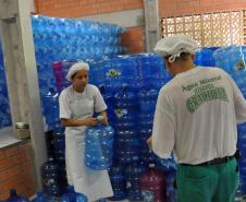 O calor quase insuportável para a maioria dos paranaenses neste período de verão está fazendo a alegria de uma pequena empresa familiar instalada no litoral paranaense. 