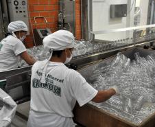 O calor quase insuportável para a maioria dos paranaenses neste período de verão está fazendo a alegria de uma pequena empresa familiar instalada no litoral paranaense. 