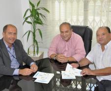 Reunião entre o presidente do Conselho Regional de Educação Física do Paraná, Antonio Eduardo Branco, com o gerente de Relações Institucionais da Fomento Paraná, Paulo Morva, e o responsável pelo Escritório Regional de Curitiba da Secretaria de Estado do Esporte e do Turismo, Paul Jullius Stanganelli, para debater linha de crédito para academias e profissionais de eduicação física. Curitiba 30/01/2014
