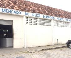 Pescadores do litoral paranaense que são permissionários do Mercado Municipal de Matinhos terão acesso facilitado às linhas de crédito da Fomento Paraná para a compra de balcões refrigerados e outros equipamentos, para atender às normas da Vigilância Sanitária relativas à venda de pescado. 