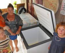 Dona de casa, Beatriz da Rosa, com os filhos, moradores de Santo Antônio do Sudoeste, conseguiu financiar uma vaca de leite e um freezer, para melhorar a renda, por meio da linha Paraná Juro Zero.