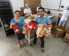 Empreendedores - Alexandro Ferreira de Almeida e Seila Raquel de Almeida, proprietários da Fábrica de Biscoitos "Saboritos", em Conselheiro Mairinck/PR.