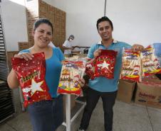 Alexandro Ferreira de Almeida e Seila Raquel de Almeida, proprietários da Fábrica de Biscoitos Saboritos, em Conselheiro Mairinck/PR.