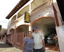 Maria das Graças e Francisco Ribeiro de Siqueira, proprietários da Pousada do Chicão, em Conselheiro Mairinck.