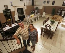 Maria das Graças e Francisco Ribeiro de Siqueira, proprietários da Pousada do Chicão, em Conselheiro Mairinck.
