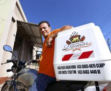 Morador de Cornélio Procópio usou financiamento da Fomento Paraná para iniciar empresa para entregar marmitas, que criou quatro empregos. Agora o empreendedor pensa em abrir um restaurante