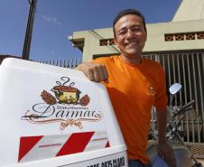 Morador de Cornélio Procópio usou financiamento da Fomento Paraná para iniciar empresa para entregar marmitas, que criou quatro empregos. Agora o empreendedor pensa em abrir um restaurante