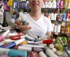A loja de cosméticos da Jeziane Cavelagna de Souza foi aberta com apoio de linha de crédito de baixo custo do Banco do Empreendedor.