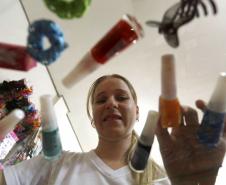 A loja de cosméticos da Jeziane Cavelagna de Souza foi aberta com apoio de linha de crédito de baixo custo do Banco do Empreendedor.