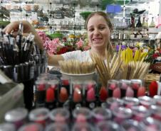 A loja de cosméticos da Jeziane Cavelagna de Souza foi aberta com apoio de linha de crédito de baixo custo do Banco do Empreendedor.