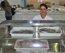 Novos balcões refrigerados começam a ser instalados no Mercado de Peixe por meio de financiamentos com baixas taxas de juros oferecidos pela Fomento Paraná aos concessionários de bancas do local. Além de mais qualidade e segurança alimentar, medida gera economia de custos para os empreendedores