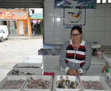 Novos balcões refrigerados começam a ser instalados no Mercado de Peixe por meio de financiamentos com baixas taxas de juros oferecidos pela Fomento Paraná aos concessionários de bancas do local. Além de mais qualidade e segurança alimentar, medida gera economia de custos para os empreendedores