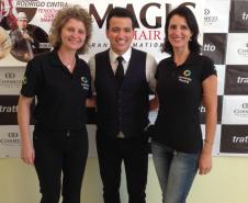 Técnicos da Fomento Paraná no workshop Magic Hair, com o palestrante Rodrigo Cintra. A Fomento Paraná atende cabeleireiros da região interessados em financiar aquisição de máquinas e equipamentos, ampliações, construção e reformas com as linhas de crédito de baixo custo.