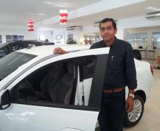 O taxista Marcos dos Santos Rocha, morador de Cornélio Procópio, no Norte do Estado, está rodando com táxi novo na praça. Rocha é mais um beneficiado pelo programa Banco do Empreendedor - Taxistas, uma linha de crédito especial para financiar a renovação da frota de táxis no Paraná.