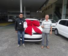 O motorista de táxi Renato Mol, morador de Quitandinha, na Região Metropolitana de Curitiba, acaba de adquirir um veículo Volkswagen Voyage 1.0, financiado pela linha de crédito Banco do Empreendedor - Taxistas, da Fomento Paraná.