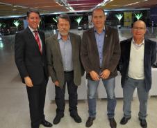 Colaboradores da instituição participam da cerimônia comemorativa.
