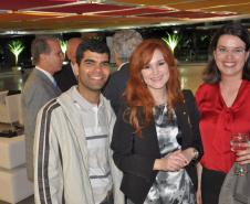 Colaboradores da instituição participam da cerimônia comemorativa.