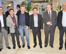 Colaboradores da instituição participam da cerimônia comemorativa.
