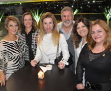 Colaboradores da instituição participam da cerimônia comemorativa.