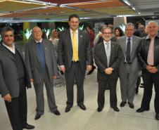 O diretor de operações do Setor Privado,
Clemenceau Merheb Calixto (1º à esquerda), Samuel Ieger Suss, diretor Jurídico, Riscos e Compliance (3º à esquerda), e o presidente da Fomento Paraná, Juraci Barbosa (3º à direita) com colaboradores da instituição.
