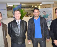 Colaboradores da instituição participam da cerimônia comemorativa.