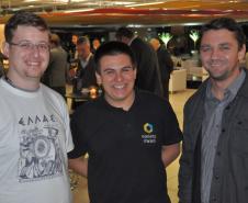 Colaboradores da instituição participam da cerimônia comemorativa.