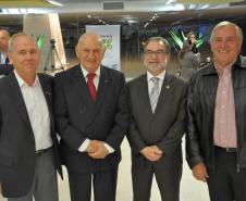 No centro da imagem, o primeiro presidente da Fomento Paraná, Pedrinho Antônio Furlan e o atual presidente, Juraci Barbosa, na solenidade comemorativa.