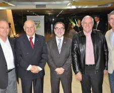 O primeiro presidente da Fomento Paraná, Pedrinho Antônio Furlan (2º à esquerda) e o atual presidente, Juraci Barbosa (no centro), participam da solenidade comemorativa.