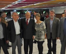 O primeiro presidente da Fomento Paraná, Pedrinho Antônio Furlan (3º à esquerda na imagem), com colaboradores da instituição.