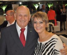 O primeiro presidente da Fomento Paraná, Pedrinho Antônio Furlan (3º à esquerda na imagem), com a colaboradora Silvana Yamagutt.