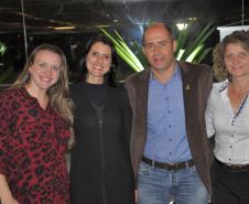 Colaboradores da instituição participam da cerimônia comemorativa.