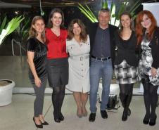 Colaboradores da instituição participam da cerimônia comemorativa.