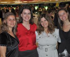 Colaboradores da instituição participam da cerimônia comemorativa.